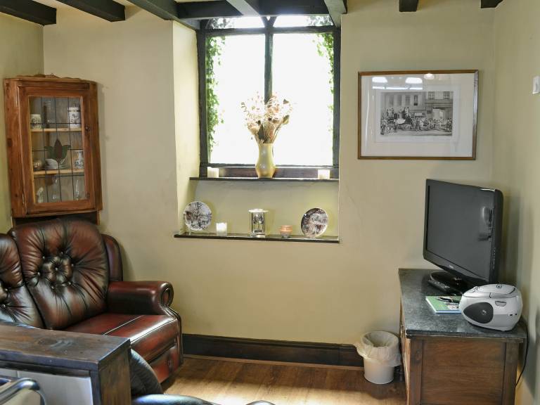 Family-friendly pleasant cottage with yard | Pets allowed — photo 3