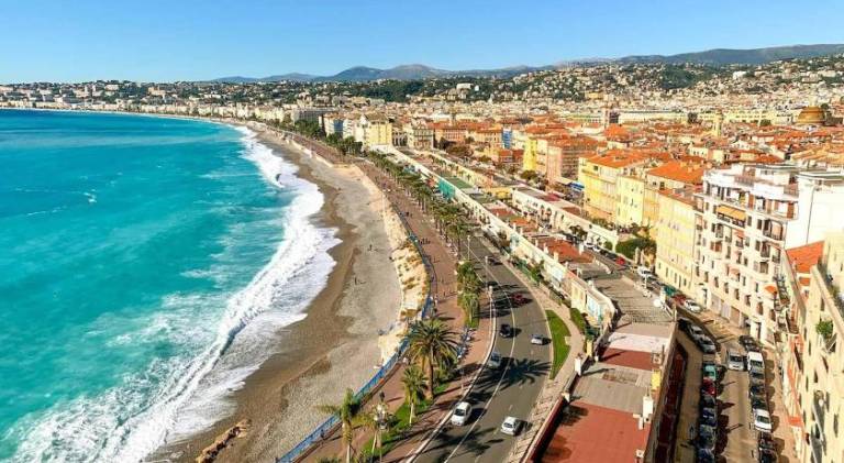 Rental apartment with patio & yard in Nice