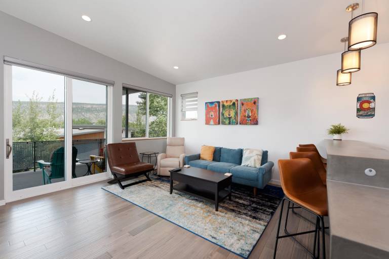 Townhome with Awesome Views - 1 Mile to Downtown - 30 Day Stay Required — photo 4
