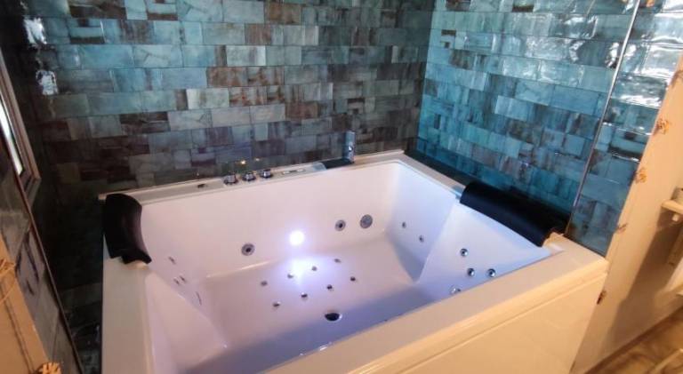 Rental apartment with jacuzzi — photo 3