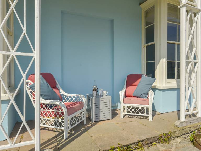Cottage with patio, barbecue & yard — photo 4