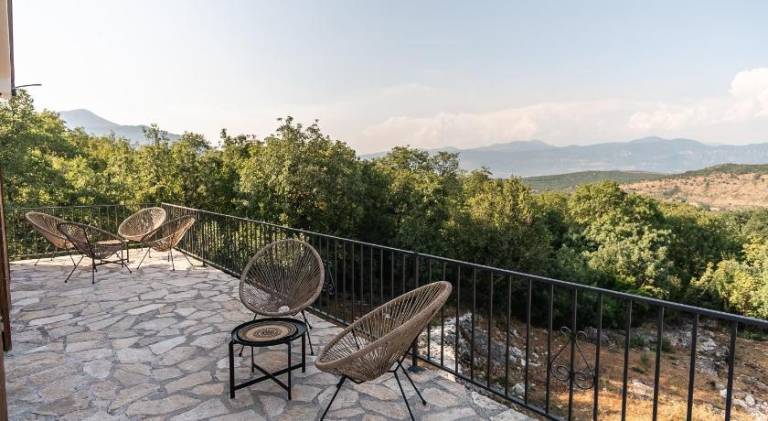 Villa with terrace, barbecue & hot tub | Suitable for remote work | Pet-friendly — photo 5
