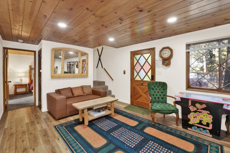 Cabin with jacuzzi, terrace & barbeque | Lake view — photo 2
