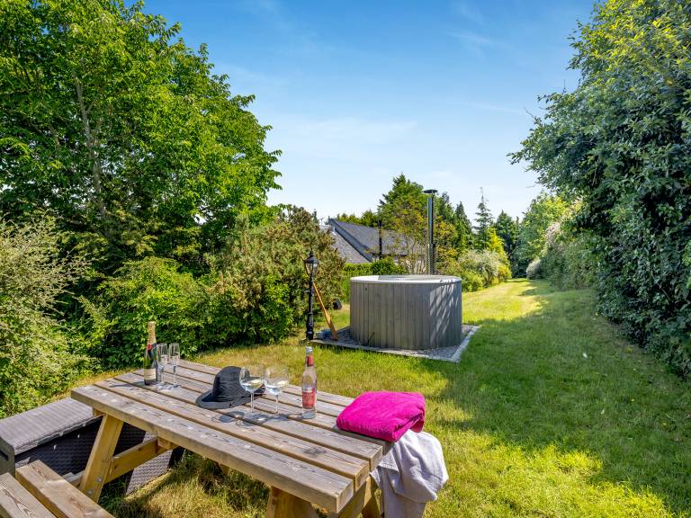 Family-oriented cottage with hot tub | River view | Pet-friendly — photo 2