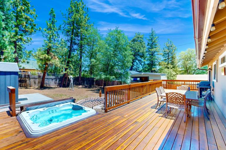 Lazy Bear Cabin Dog-friendly home with private hot tub, ping-pong, basketball & firepit in San Bernardino, CA