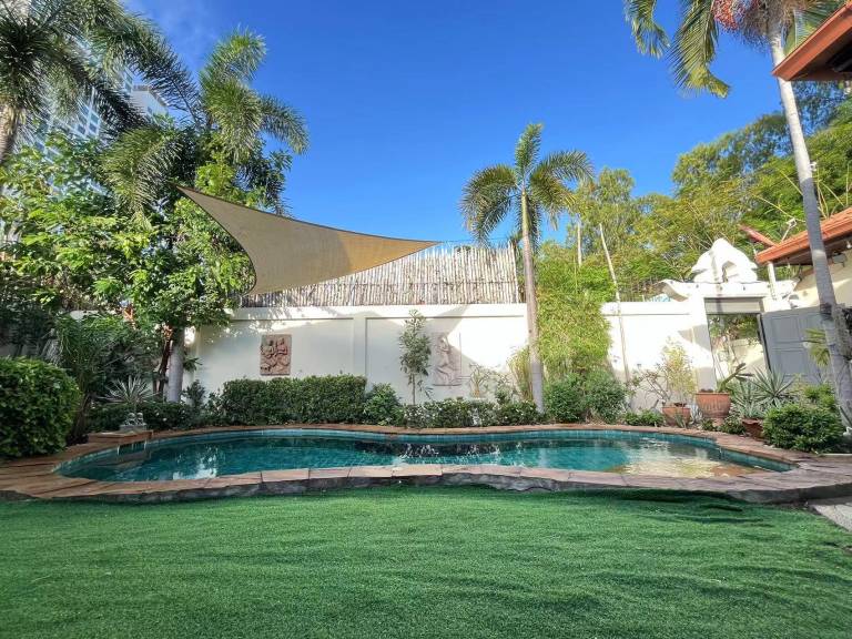Color villa, walk to beach, 5BR in Pattaya