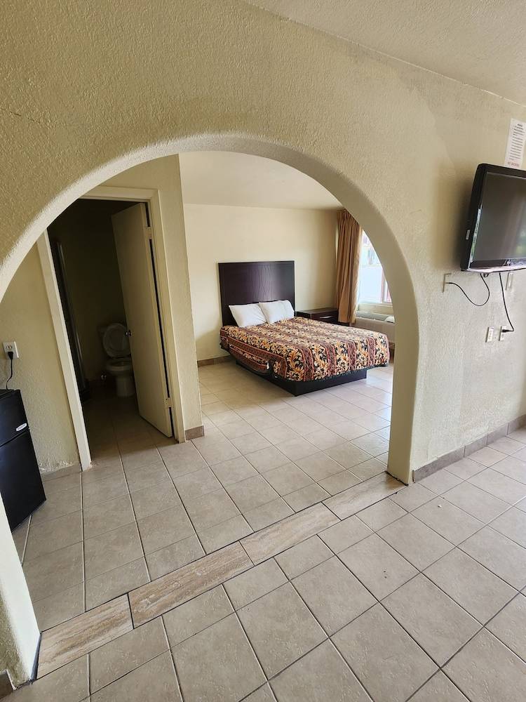 Motel Mesquite Commons