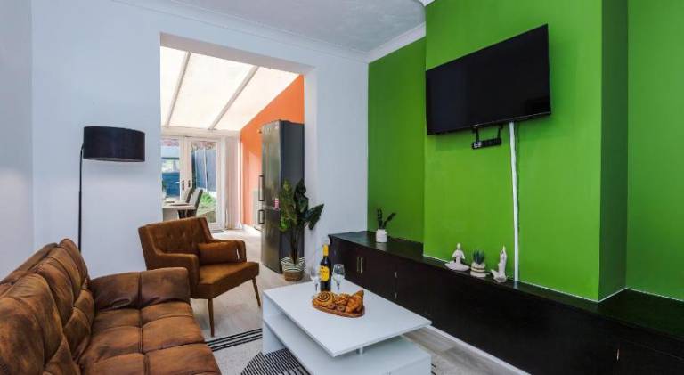 The Lyme Lounge - Elegant & Contemporary 3BR Home - Sleeps 7 with Parking & WiFi - Ideal for Busines in Newcastle-Under-Lyme