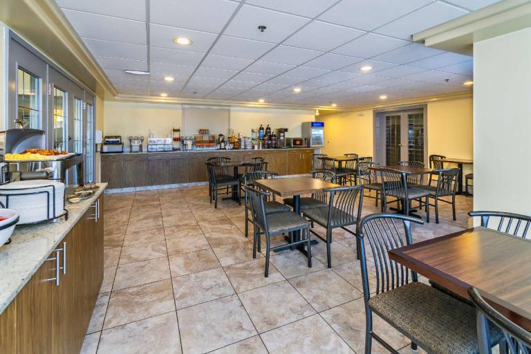 Comfort Inn & Suites — photo 2