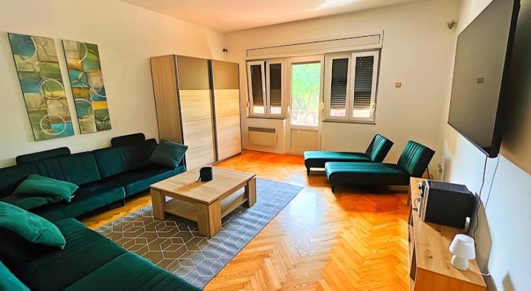 Pomalo Retreat, Your Calm Escape Near the City, Sunlit Terrace, Space & Comfort and Parking in Split