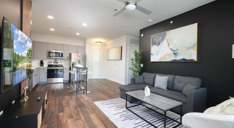 Stylish 2BR w Pool, Gym, Prking-Near Rvrwalk & Dome — photo 4
