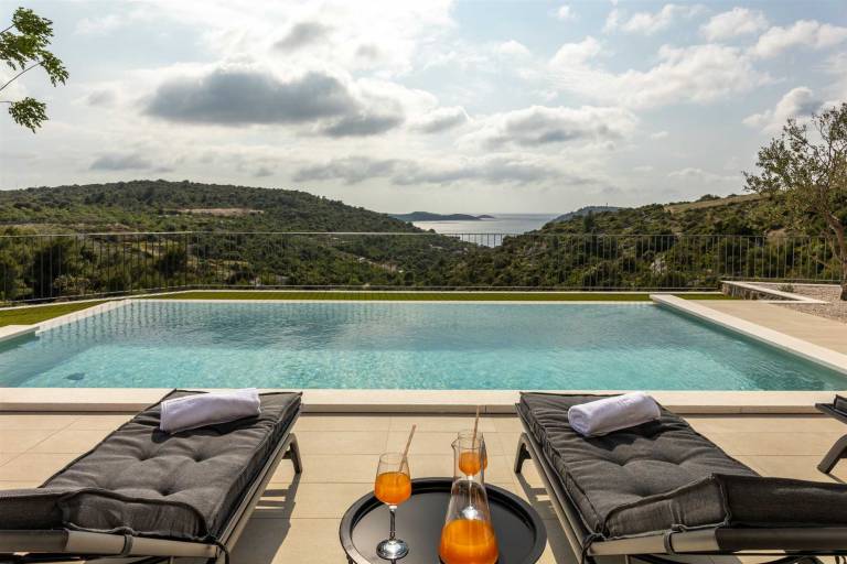 Your Seaview Haven for 8 with Saltwater Pool, close to beaches — photo 3