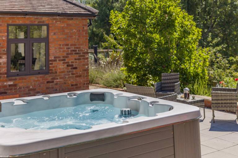Cottage with jacuzzi, grill & garden in Malvern