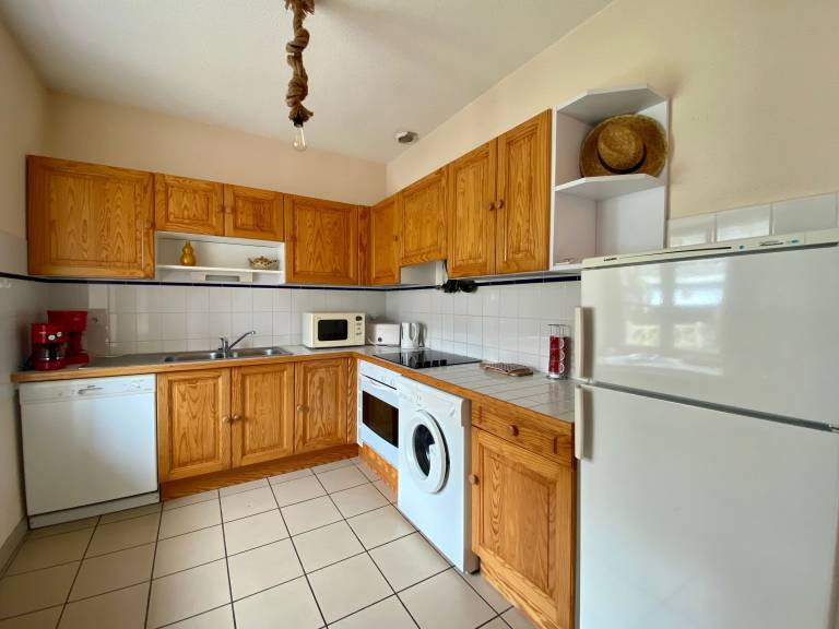 Charming 3-Bed Cottage in Quaint Alleyrac Village with Enclosed Yard and Modern Amenities — photo 3
