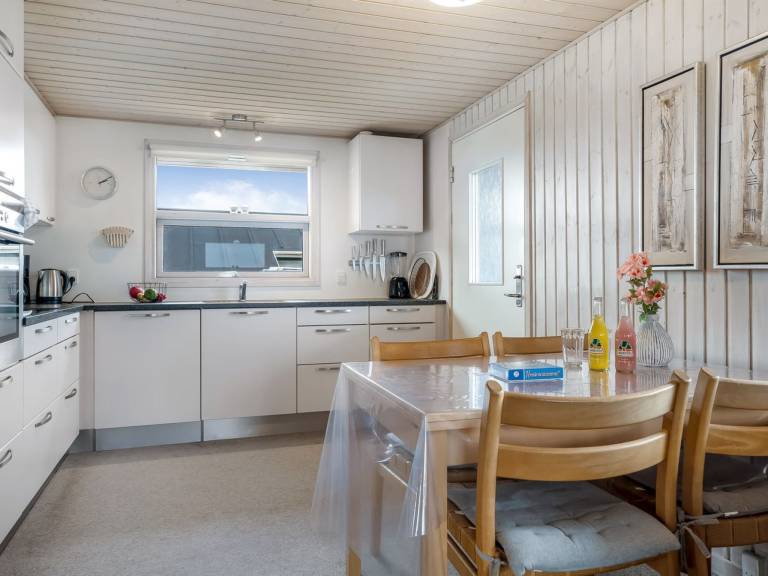 Children-friendly nice vacation home with patio | Sea view | Close to the beach | Pets are welcome — photo 3