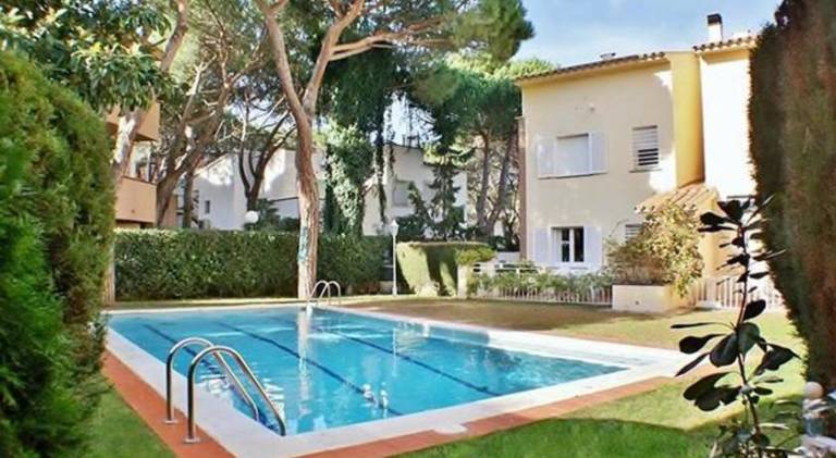 Vacation home with pool — photo 4