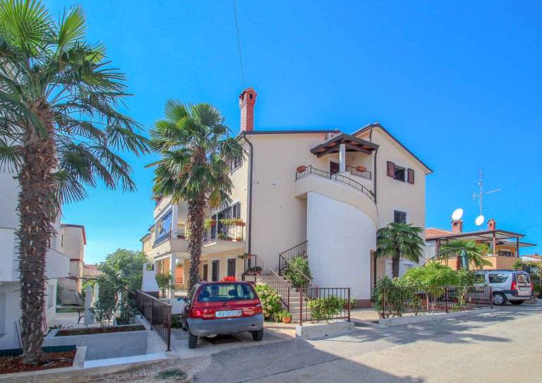 Nice holiday apartment with terrace & grill | Pets allowed in Novigrad