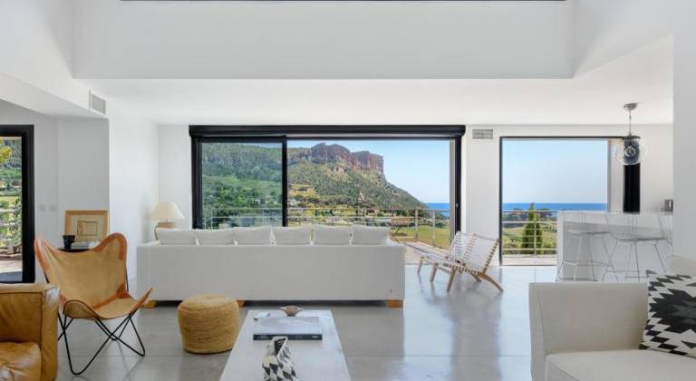 Villa with terrace, private pool & yard | Perfect for remote work — photo 2
