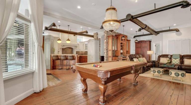 Vacation home with 5 rooms for 16 persons in Savannah, GA