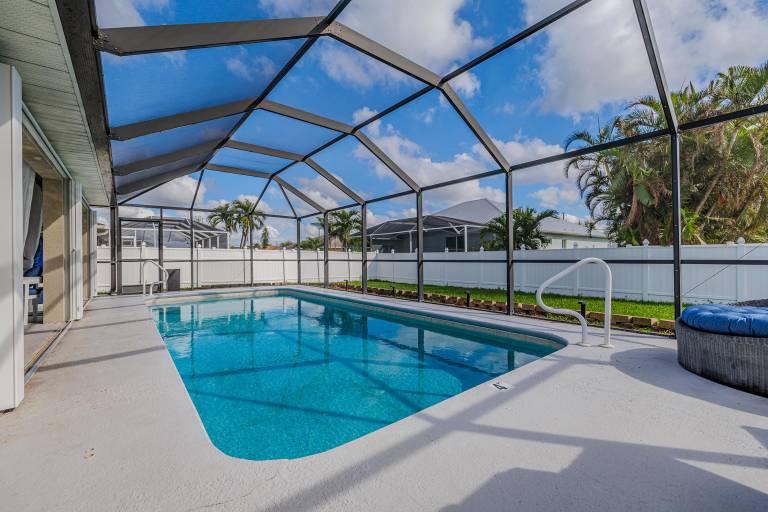 Romantic and comfort, large pool with outside TV - Stars Vacation Rentals — photo 3