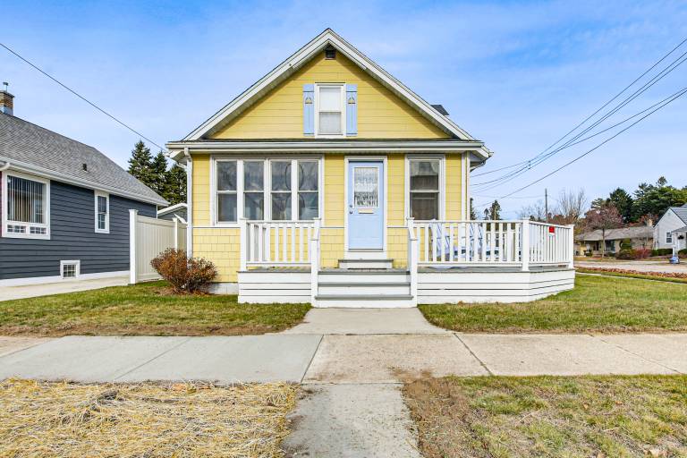 Pet Friendly! Steps to Beach - ‘Lakeview Cottage’ — photo 2
