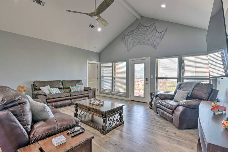 Ocean View + Wraparound Deck: Crystal Beach Home! — photo 4
