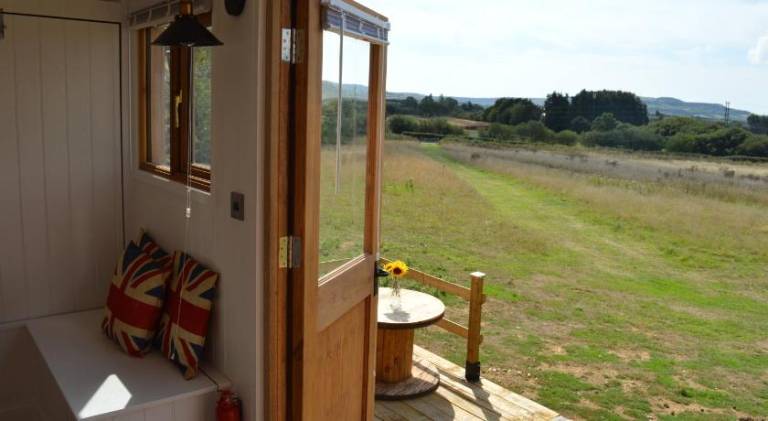 Under the Stars Shepherds Huts at Harbors Lake — photo 2