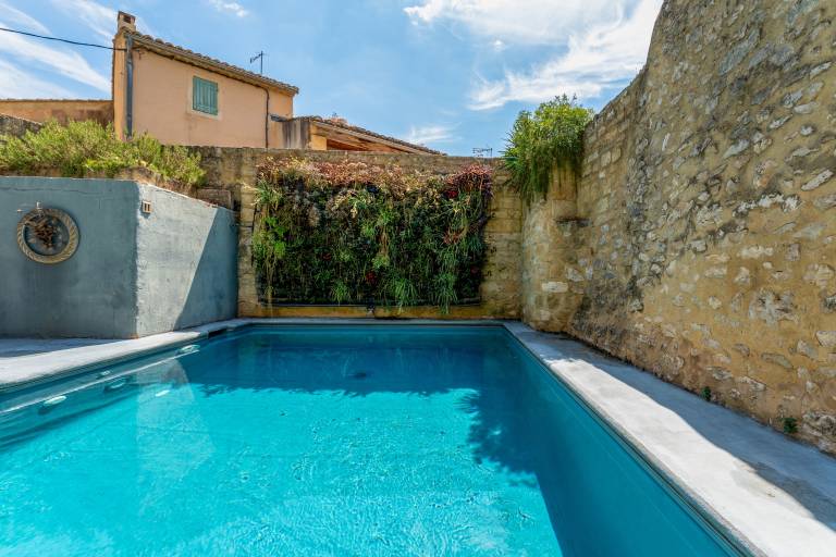 Room 'Chambre 11' with Shared Pool, Wi-Fi and Air Conditioning in Vers-Pont-du-Gard