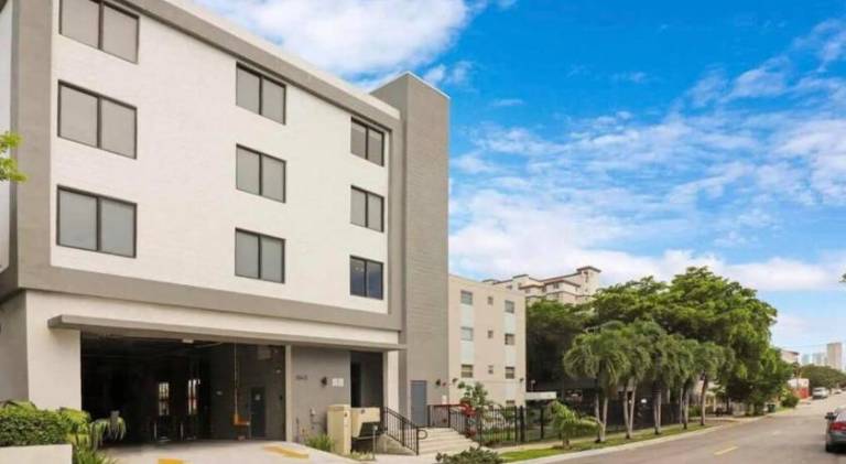 Miami 2BR Getaway with King Beds Near Marlins Park & Calle Ocho — photo 3