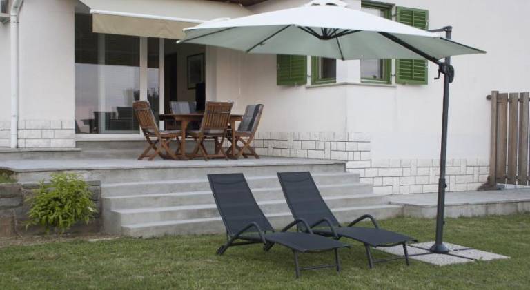 Holiday apartment with patio & garden — photo 5