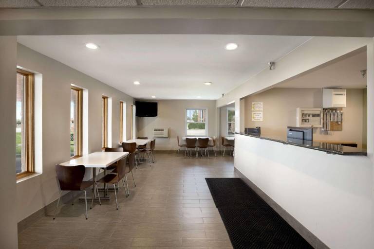 Super 8 By Wyndham Tuscola — photo 3
