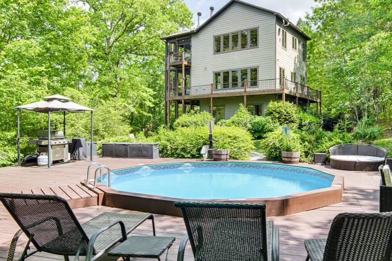 Hot Tub & Trail Access Treehouse in Landrum