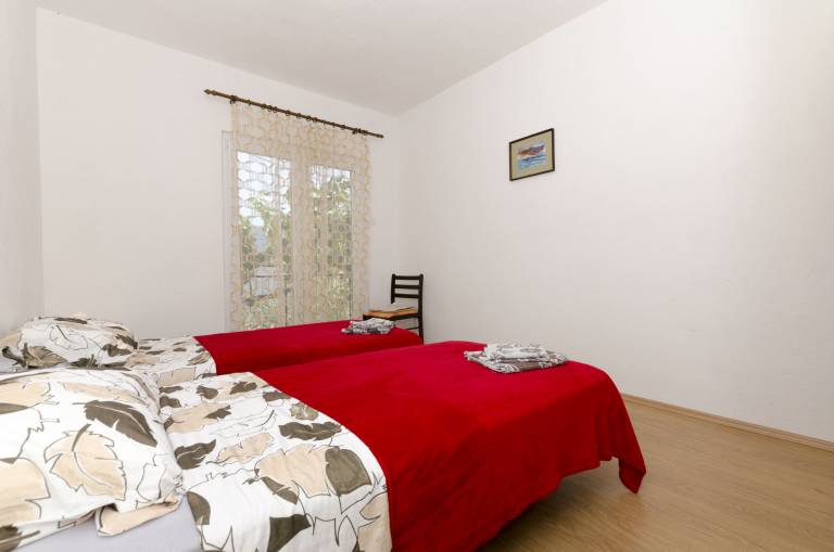 Holiday apartment with terrace | Garden view — photo 2
