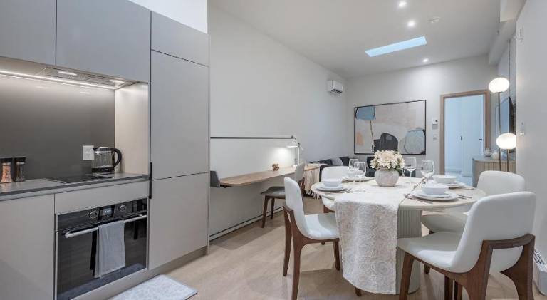 Downtown Core - Ultra Modern 1 Bedroom Apartment — photo 3