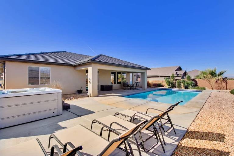 House with jacuzzi, pool & yard — photo 2