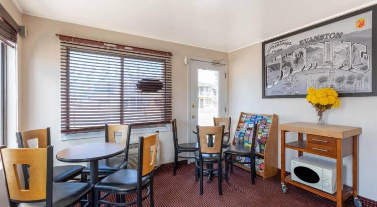 Super 8 By Wyndham Evanston — photo 4