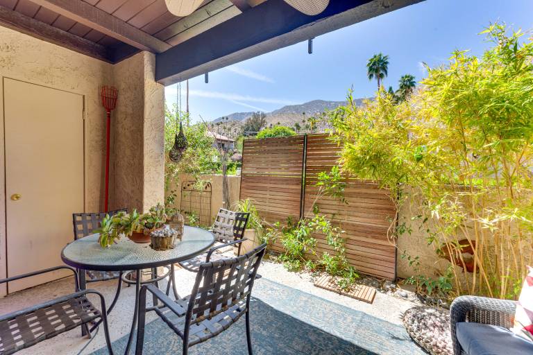2 Mi to Dtwn Palm Springs: Mtn-View Condo w/ Pool — photo 5