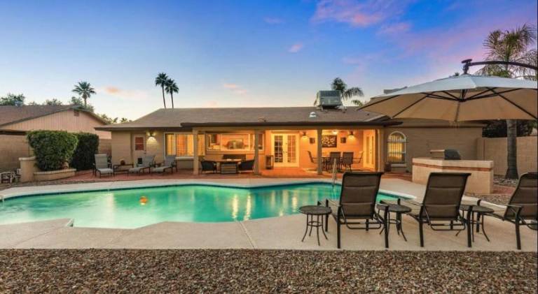 House with pool in Phoenix, AZ