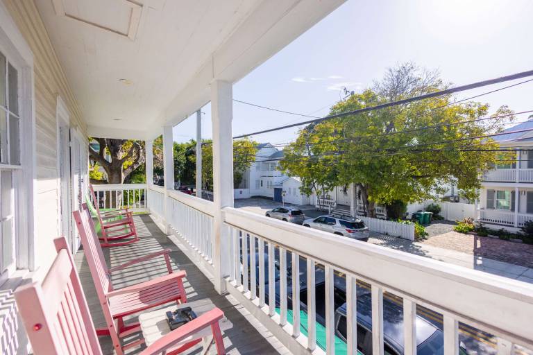 Family-friendly rental apartment with BBQ, fast internet & yard | Next to Mallory Square | Sea view | Pets allowed — photo 3