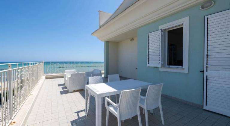 Beautiful rental apartment with yard & terrace | Beach nearby | Pet-friendly — photo 4