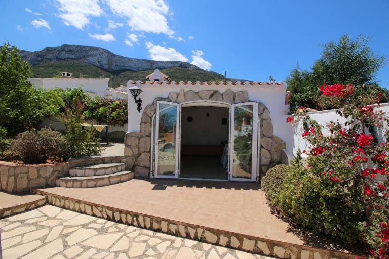 Villa with patio, barbecue & private pool — photo 4