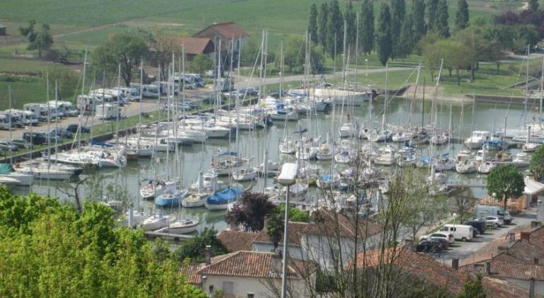 Vacation home with 5 rooms for 15 persons in Saintes