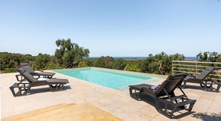 Fully equipped villa with private pool, garden & patio | Pet-friendly in Carovigno