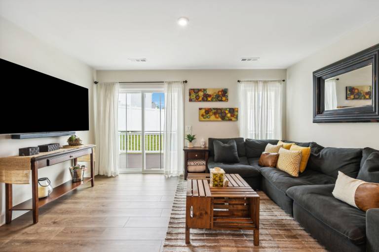 Stylish Vibe 2Bed Home 30 Day or more — photo 2