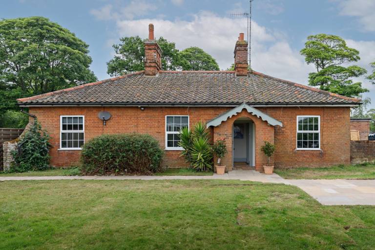 Cottage with hot tub & garden in Cromer