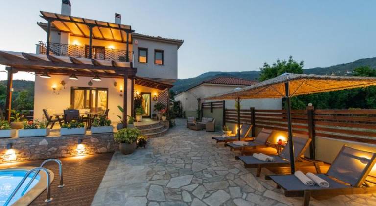 Villa with terrace, pool & yard | Suitable for remote work — photo 4
