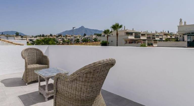 Vacation home with BBQ, private pool & garden — photo 4