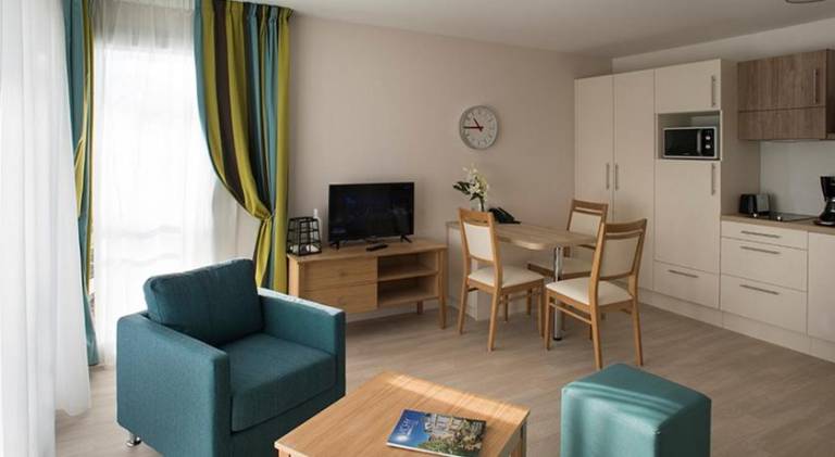 Serviced apartment with terrace, pool & yard | Pets are welcome in Vichy