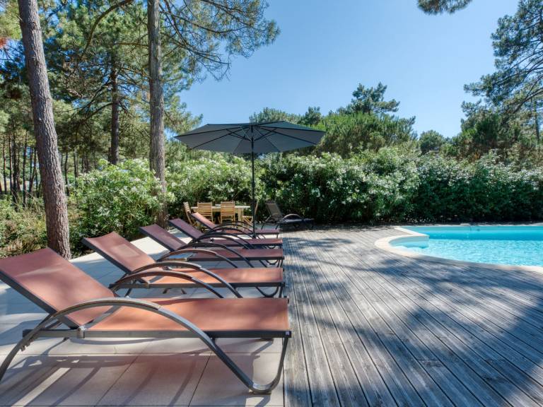 Vacation home with yard, grill & private pool — photo 3