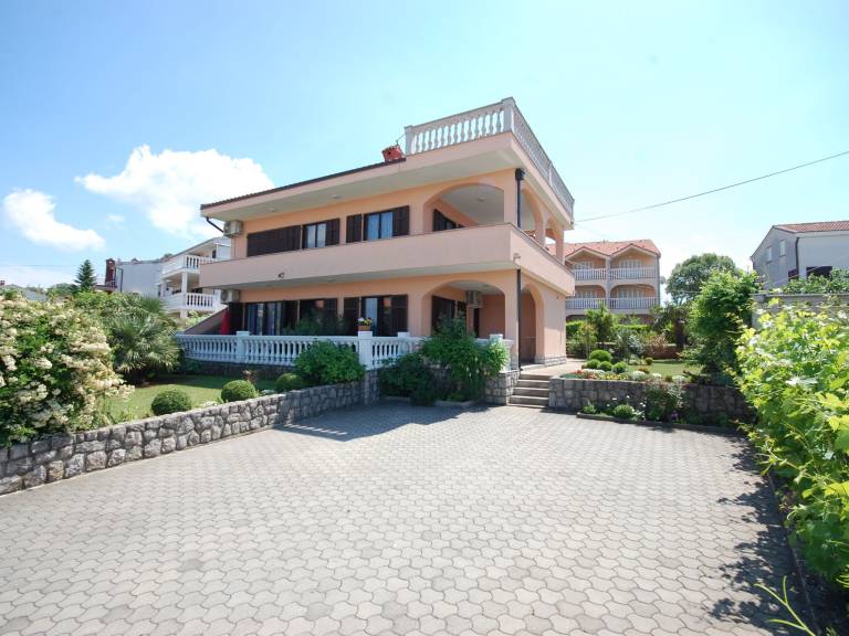 Holiday apartment with patio & barbeque | Pets are welcome in Omisalj